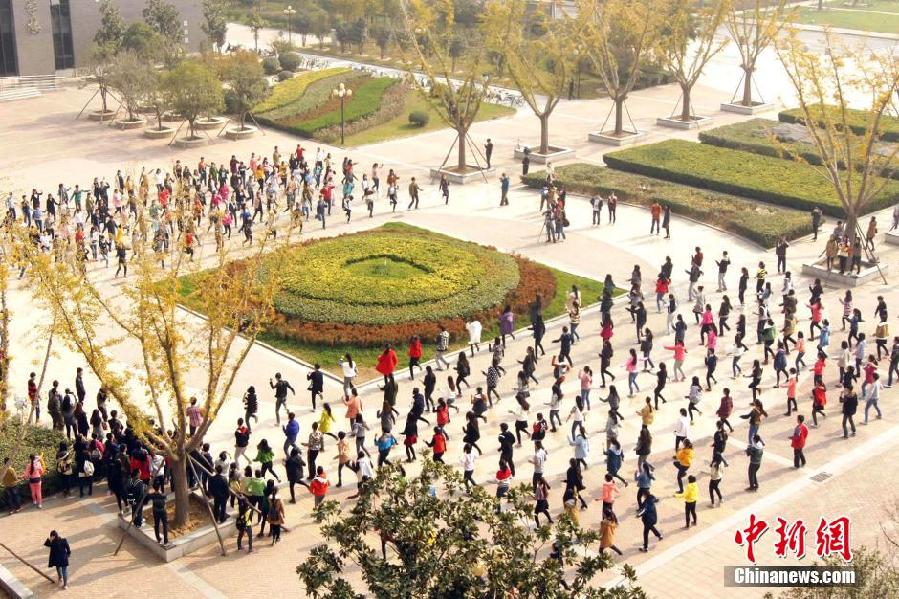 11月11日，河南財經政法大學校園內，300名在校大學生在上演了一出“光棍”也瘋狂的“快閃”大戲。