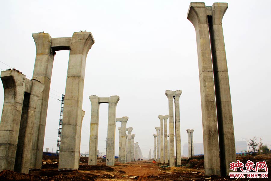 橋墩聳立，一片荒涼。