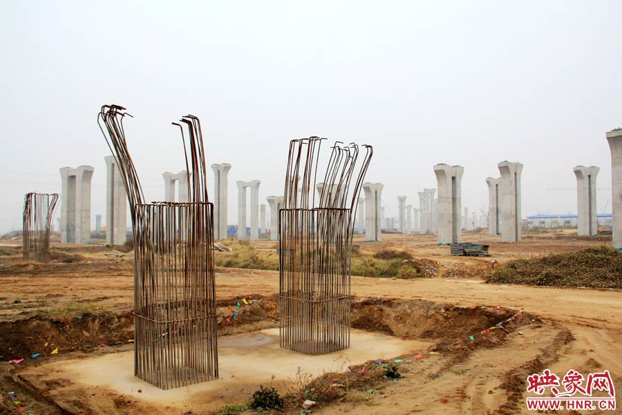 位于鄭州市南四環(huán)的京廣快速路南延工程已經(jīng)停工數(shù)月，現(xiàn)場幾百根橋墩已經(jīng)架起，場面甚是“震撼”。