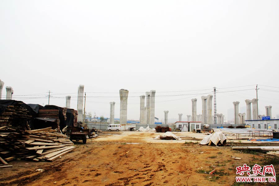 項(xiàng)目已經(jīng)停工數(shù)月，施工工地上很難見到工人，設(shè)備也很少。