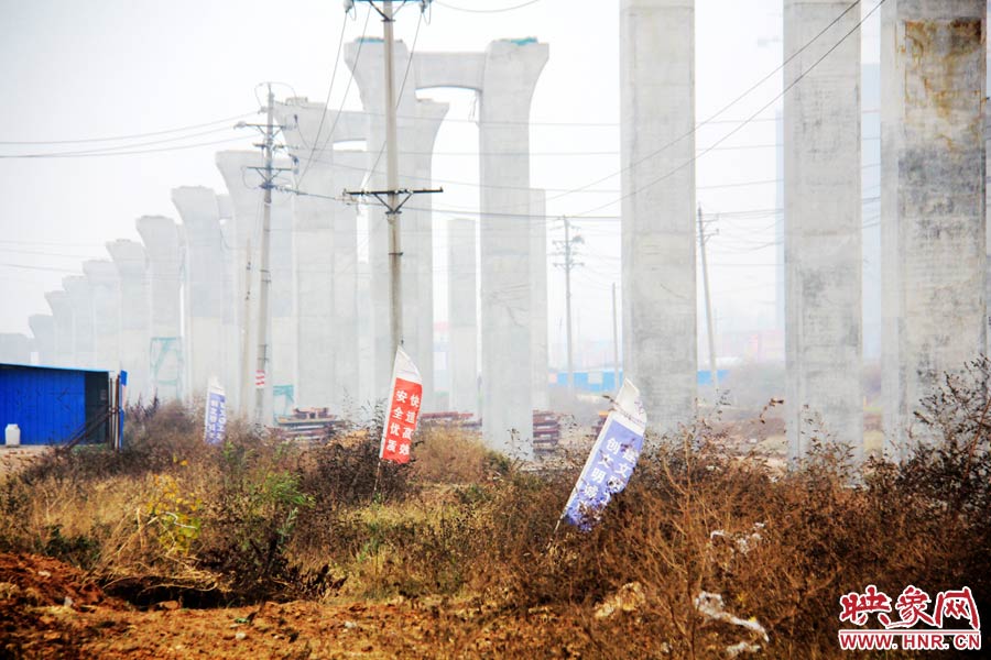 整個(gè)京廣快速路南段工程共分為六個(gè)工區(qū)，柴鍋轉(zhuǎn)盤處是京廣快速路南段三工區(qū)的施工區(qū)域。