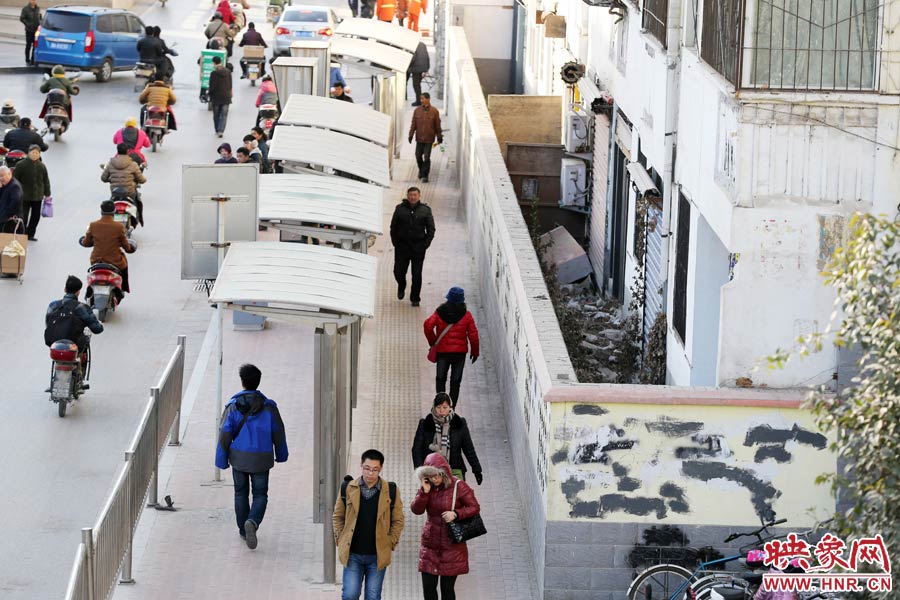 墻內扔著垃圾，墻面上涂滿了牛皮癬小廣告，異常顯眼。