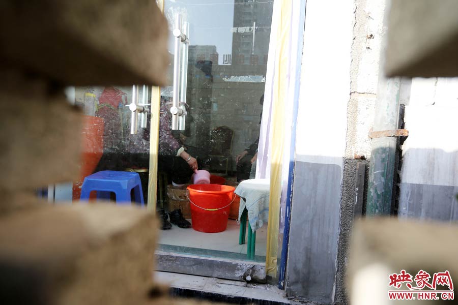 墻內一家店面正常營業。