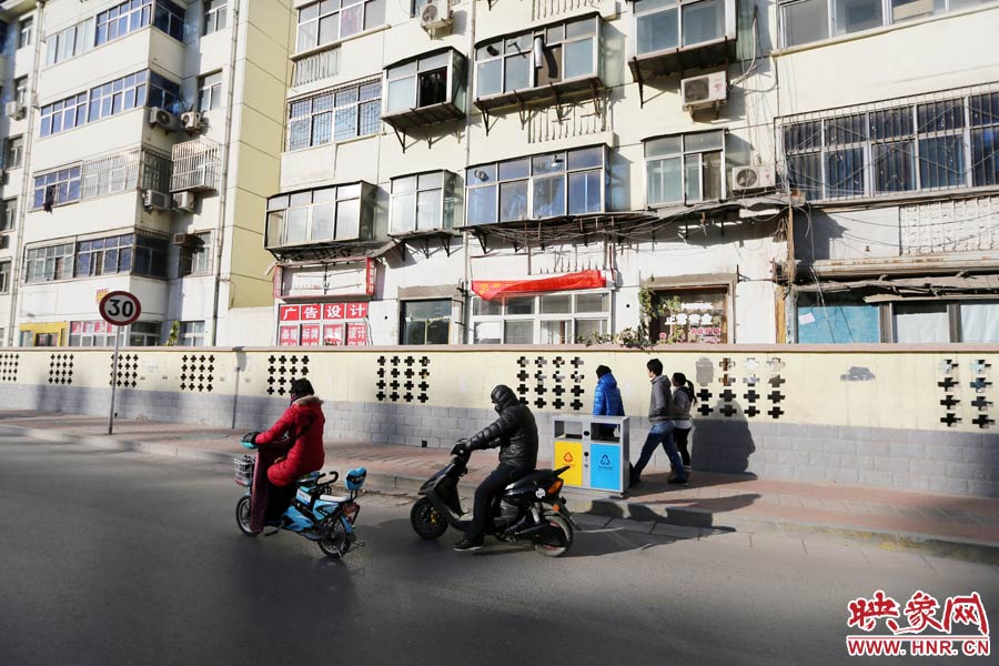 雖然墻內的商戶已經搬走，但一些門頭還沒撤下。