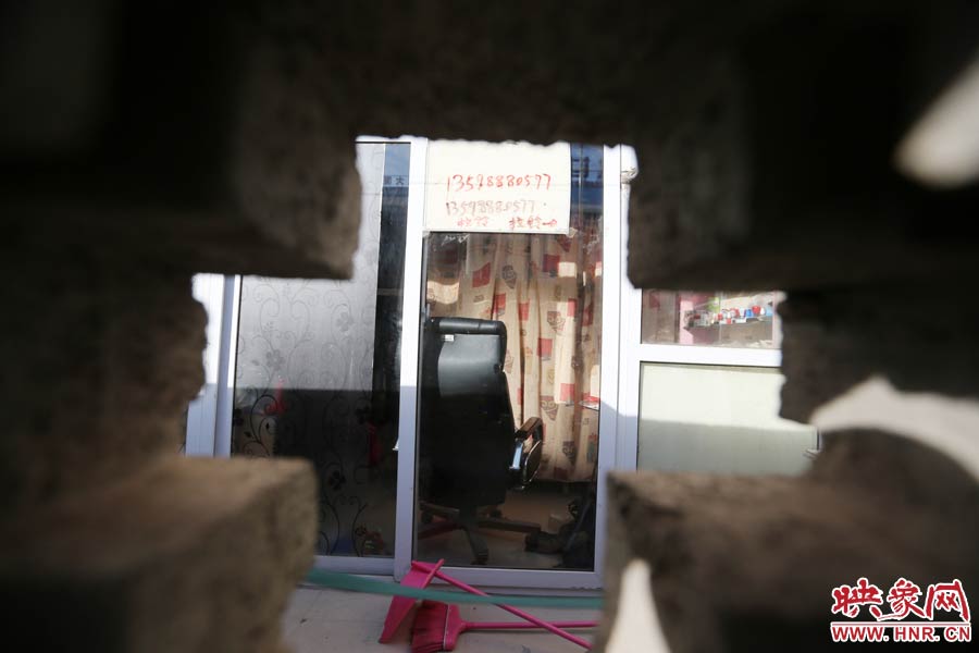 透過墻上的格子，可以看到里面的一切。