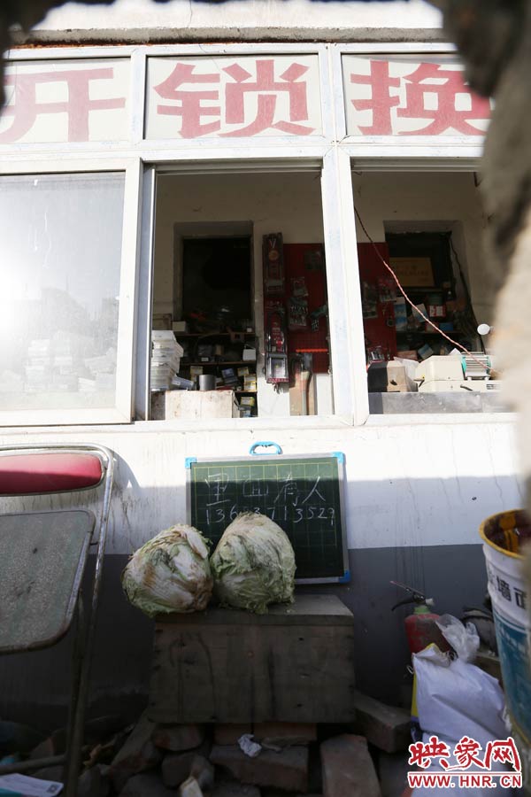 一家開鎖的商戶掛了一個牌子，上面寫著“里面有人”，提醒市民這里正常營業。