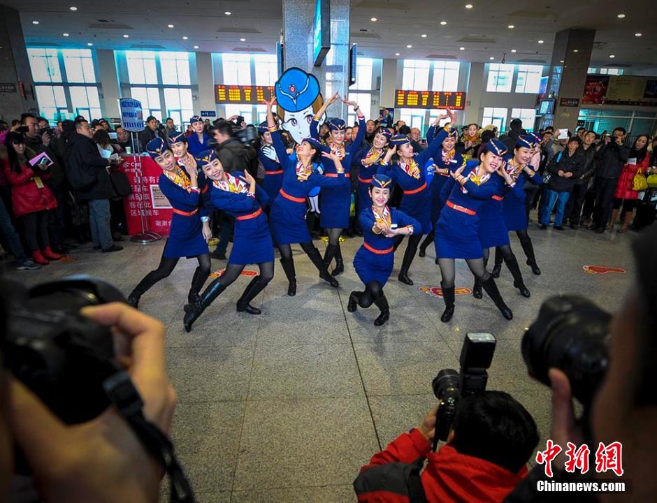 圖為D2702次列車13名乘務(wù)員在候車大廳內(nèi)玩起“快閃”。