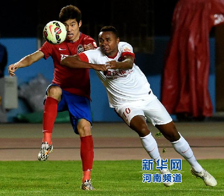 重慶力帆隊隊員科爾霍（右）在比賽中拼搶。