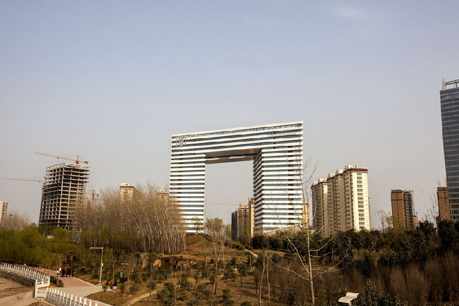 河南鶴壁現“板凳樓” 為該省跨路景觀大廈