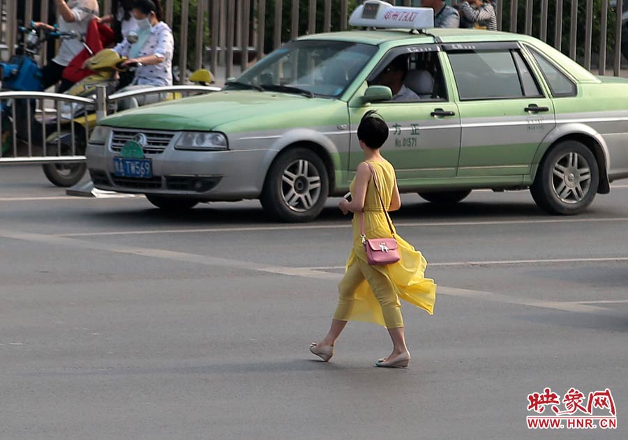 飄逸的長裙，在街頭很吸引眼球