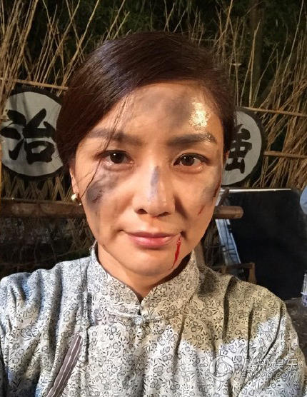 胡可曬出滿面塵土的自拍并向老公沙溢撒嬌道:“好吧,改一下,他日若我如此,你可還會(huì)愛我?@沙溢。”