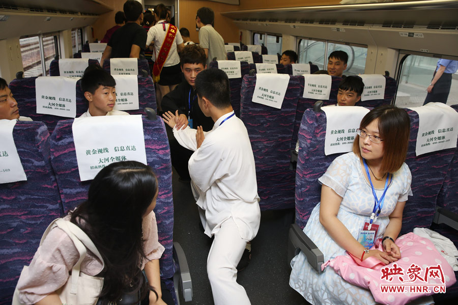 6月26日,首發的鄭焦動車上,焦作的名片之一——太極拳表演