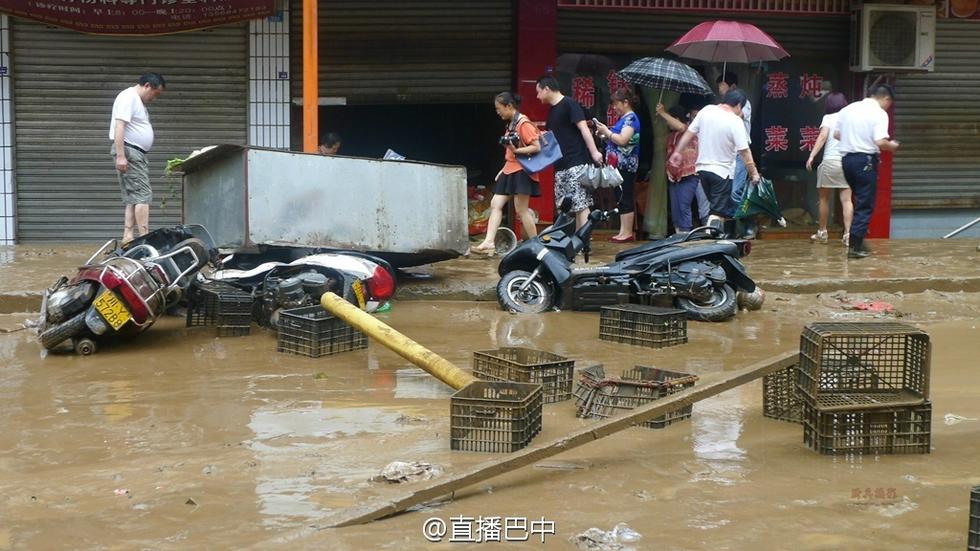 四川南江暴雨引洪水 數百輛車被淹成“廢鐵” 四川南江暴雨引洪水 數百輛車被淹成“廢鐵”