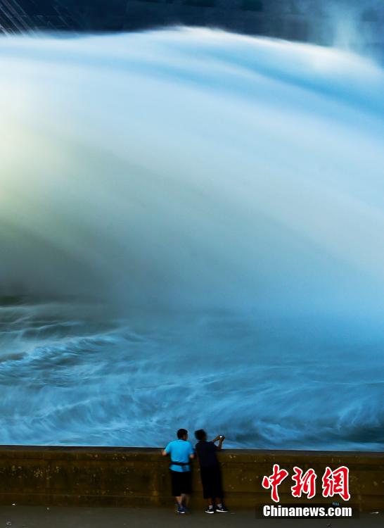 河南洛陽出水口泄水現“蛟龍”飛瀑 河南洛陽出水口泄水現“蛟龍”飛瀑