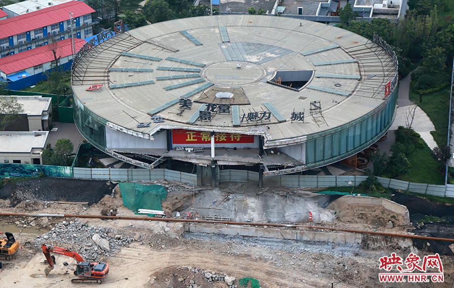 售樓部被拆掉一個角，仍在正常使用