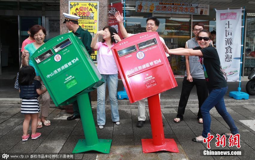 臺北兩郵筒被臺風吹歪 成市民拍照景點 臺北兩郵筒被臺風吹歪 成市民拍照景點