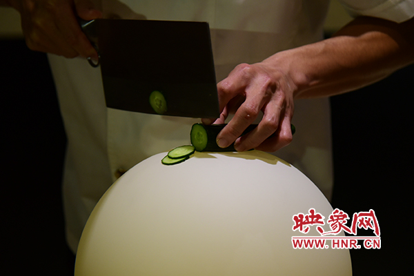 在面團氣球上切菜。 在面團氣球上切菜。