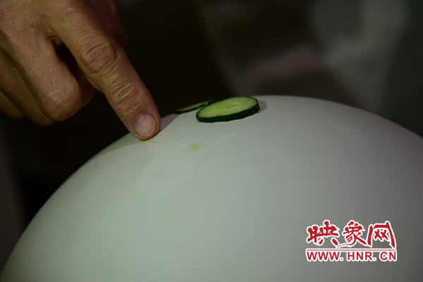 在面團氣球上切菜。 在面團氣球上切菜。