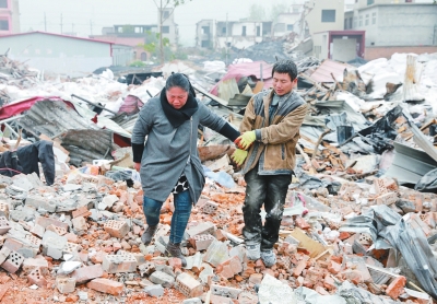 腳下是曾經(jīng)的公司,王琳夫婦內(nèi)心十分悲痛 腳下是曾經(jīng)的公司,王琳夫婦內(nèi)心十分悲痛