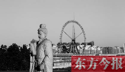 16日，從中原福塔基座平臺(tái)看向世紀(jì)歡樂(lè)園的景象