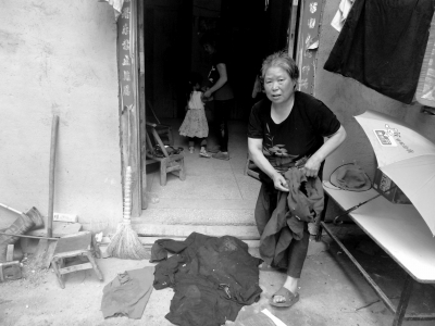 侯見(jiàn)志的母親拿出老伴受傷時(shí)穿的血衣。京華時(shí)報(bào)記者鄭羽佳攝