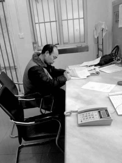 侯見(jiàn)志在看守所中簽署上訴書(shū)。律師供圖