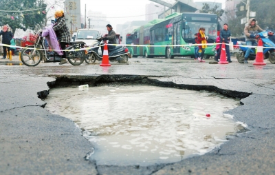 　路面陷了個大坑，下面是自來水公司的主管道。