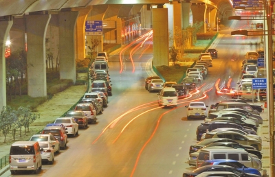 北三環橋下夜里成了停車場