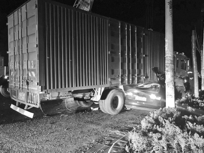 一輛豫A牌照的奧迪車(chē)一頭鉆進(jìn)一大貨車(chē)下 一輛豫A牌照的奧迪車(chē)一頭鉆進(jìn)一大貨車(chē)下