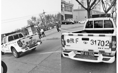 鶴壁市兩輛城管執法車被拍到車身噴的號碼與牌照不符。