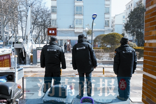 小區門口有兩撥保安把門，分屬不同的物業公司