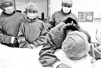 捐獻者家屬與親人遺體告別 捐獻者家屬與親人遺體告別