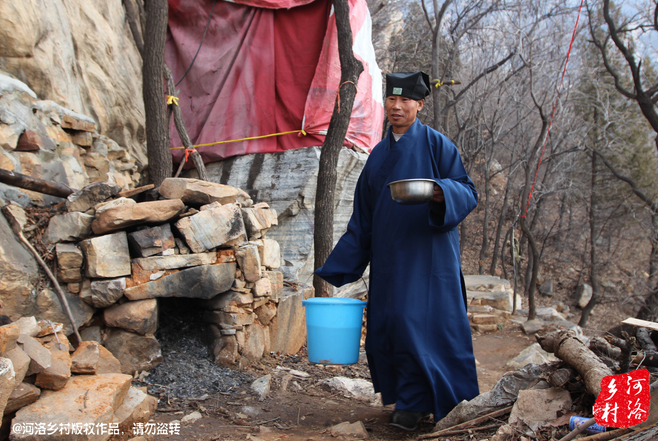 崔道長原籍東北，兩年前還只是一個普通的農(nóng)民工，領(lǐng)著交往了半年的女朋友，住進了工棚。工棚里人員復(fù)雜，一次偶然的機會，他發(fā)現(xiàn)女朋友似乎和工頭有染，求證的過程中，挨了揍。