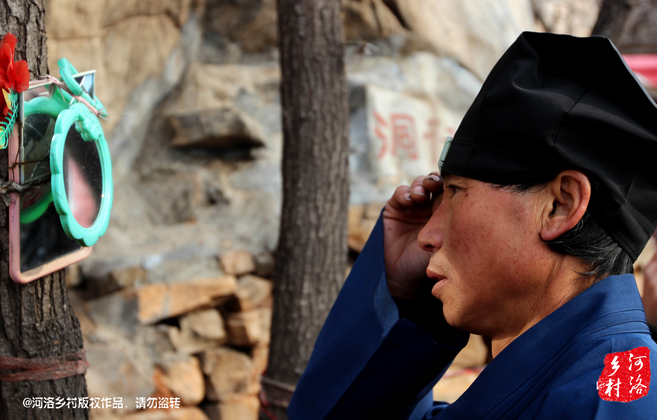 在一個下著雨的傍晚，他的行李被兩個五大三粗的壯漢，扔出了工棚。他于是一路南下，沿路打聽著少林寺，來到登封，打算學(xué)得一兩手功夫，回去報仇。在少林寺附近徘徊數(shù)日，因無人引薦，花光了身上所有的錢，也沒能進入少林寺。