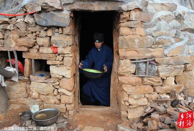 老崔走投無路中，跟著一個在嵩山后山修行的道士上了山，找了個半山腰前人堆砌出來的石屋安身。