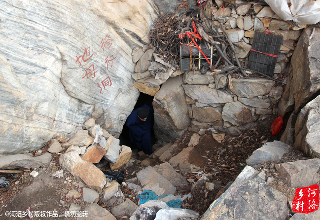 老崔說，以前就經(jīng)常半夜做夢，夢到女媧娘娘在召喚自己。上山以后，居住附近，竟然真的有一個地母洞，也不知是誰供奉了女媧娘娘的神像，后來這兒似乎成了老崔的獨家道場。