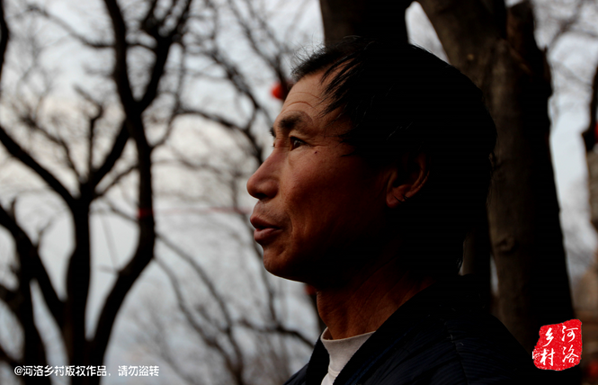 不過老崔對鄰居卻有著十分的不屑，平日里他們的生活，主要是自己種植的蔬菜和野菜，偶爾有山下香客的供奉。而鄰居卻經(jīng)常揀一些驢友丟棄的物品，飲料瓶，塑料紙，或者其它的物品。