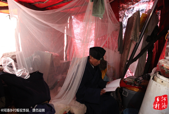 鄰居因為力氣大，弄壞了他幾根肋骨，他要求鄰居一萬塊錢賠償，經(jīng)有關(guān)部門協(xié)調(diào)，最終以八千塊錢了結(jié)。老崔理直氣壯的說：這不是對我的賠償，這是褻瀆女媧娘娘的懲罰。