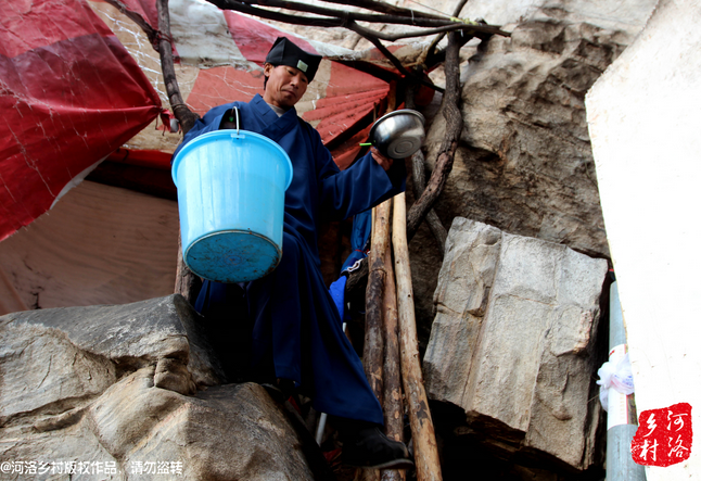 老崔居住的地方?jīng)]有通電，有了手機之后，就多了一項差事，隔天需要下山找地方給手機充電。一年多來，經(jīng)常上山下山，加上誦經(jīng)燒香，老崔的身體硬朗了很多，山路上行走，甚至比途經(jīng)的驢友更加迅速。