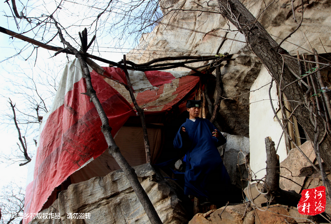 那個打斷老崔肋骨的道友搬走了，此刻半山腰只剩下老崔一個人，除了山下的香客，也只有偶爾登山的驢友路過。老崔一副面帶微笑的慈祥模樣，也贏得香客好感，有山下香客邀請他春節(jié)下山過年，老崔有些糾結(jié)，對于香客的邀請，是去還是不去呢？