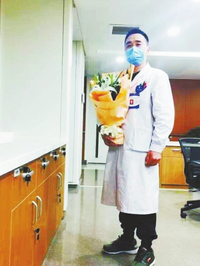 王運(yùn)明時(shí)常收到患者送來(lái)的花束,談起救人,他說(shuō)都是身為醫(yī)生應(yīng)該做的。