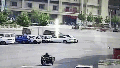 然而，這起看似簡單的交通事故，接下來發生的事兒，卻讓人感到驚奇。