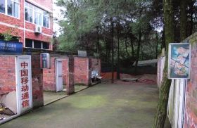 緊挨鐵山坪基地,有一條“迷你”街道,雖然簡陋,但尚未拆去的店鋪名稱顯出了曾經的“繁華”。組圖/記者倪志剛 緊挨鐵山坪基地,有一條“迷你”街道,雖然簡陋,但尚未拆去的店鋪名稱顯出了曾經的“繁華”。組圖/記者倪志剛