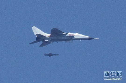 資料圖：中國飛豹戰機發射導彈，精確打擊海上目標。