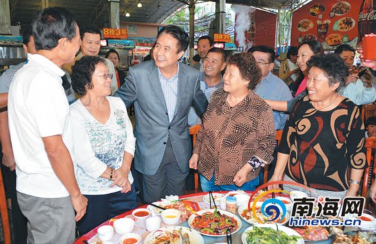 1月1日，省委書(shū)記、省人大常委會(huì)主任羅保銘在三亞調(diào)研。圖為在三亞春園海鮮大排檔，羅保銘來(lái)到用餐的游客中間，了解他們?cè)谌齺喌穆糜胃惺?，并認(rèn)真聽(tīng)取大家的意見(jiàn)和建議。本報(bào)記者 王凱 攝