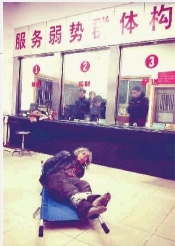 1月7日23點(diǎn)50分，長(zhǎng)沙市救助管理站大廳，一名老年流浪者躺在擔(dān)架上，無(wú)助地看著記者。