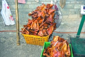 警方現(xiàn)場查獲的Y臘肉。 警方現(xiàn)場查獲的Y臘肉。