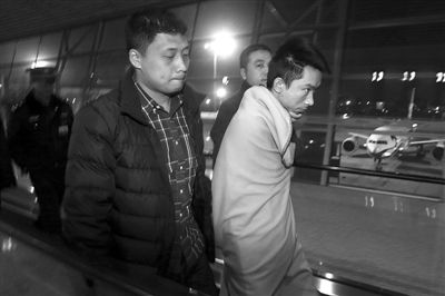 昨日，首都機(jī)場，跨國綁架勒索團(tuán)伙首犯中國籍男子奚某被押解回國。新京報(bào)記者 尹亞飛 攝