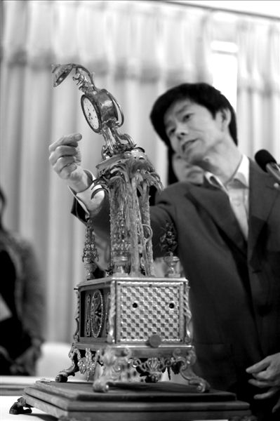 昨天，故宮文物修復(fù)專家向記者介紹“人打鐘”的損壞情況。圖/CFP