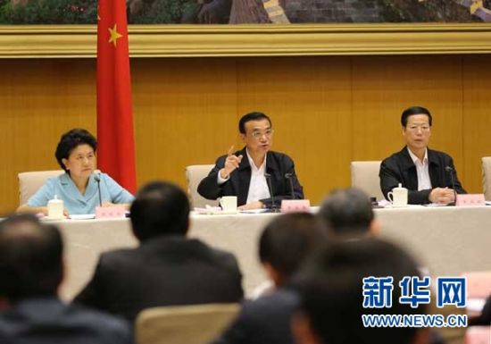 　5月13日，國(guó)務(wù)院召開(kāi)全國(guó)電視電話會(huì)議，動(dòng)員部署國(guó)務(wù)院機(jī)構(gòu)職能轉(zhuǎn)變工作。中共中央政治局常委、國(guó)務(wù)院總理李克強(qiáng)發(fā)表講話。 新華社記者劉衛(wèi)兵 攝